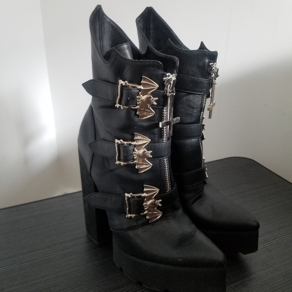RARE POINTED TOE "HELL BELL" BOOTS-  STEEL BAT